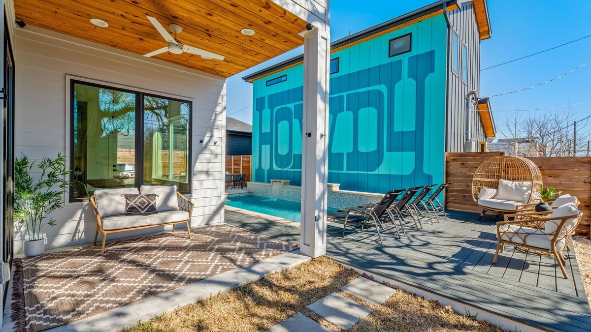 Rosewood House | Howdy House - Pool - Grill - Downtown Views - Walkable Coffee Shops