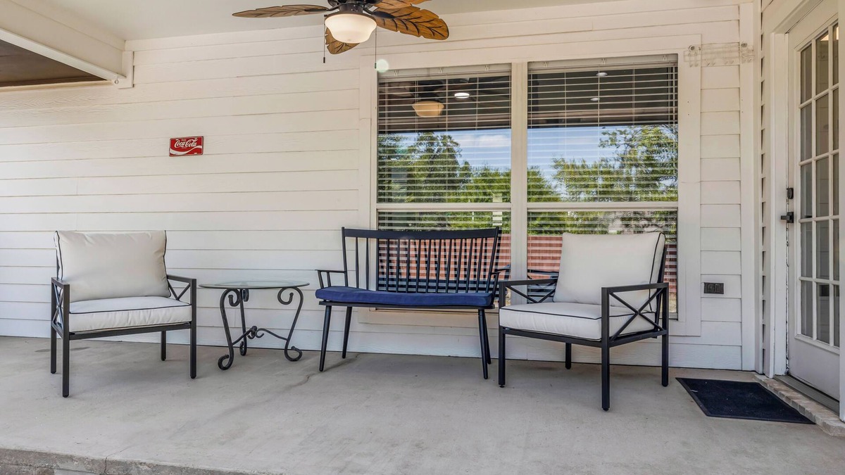 College Station House | Howdy! Less than 4 miles from Kyle Field, Shirewood Manor is a perfect getaway.