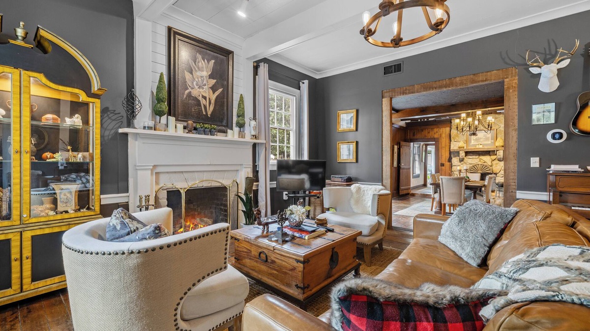 Bellevue House | Hows Manor - Luxury Historic Farmhouse Circa 1840