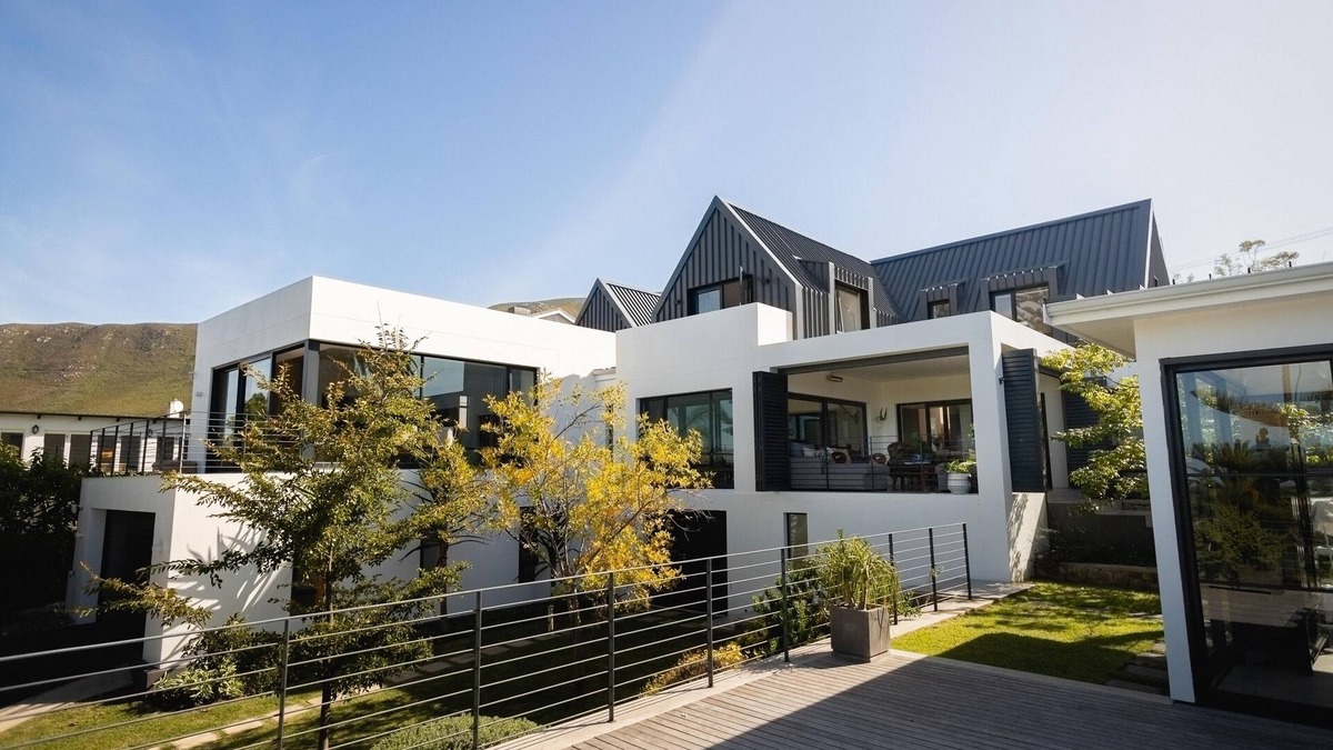 Eastcliff House | Hoy House - Tranquil Luxury at This Coastal Retreat