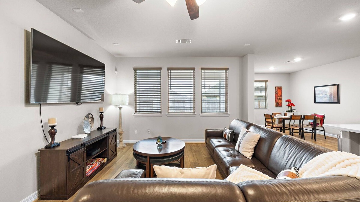 Fresno House | Htown Getaway | Yard BBQ | Parking | Games WiFi