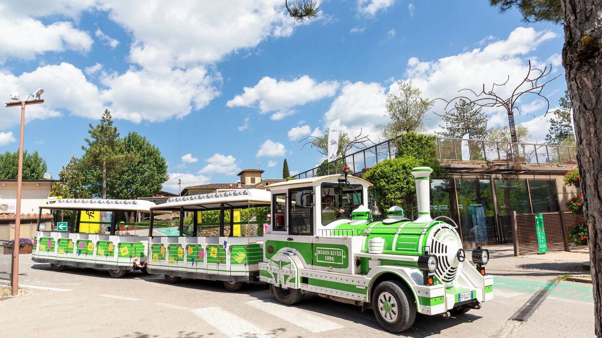 Figline e Incisa Valdarno RV Rental | Hu Norcenni Girasole Village