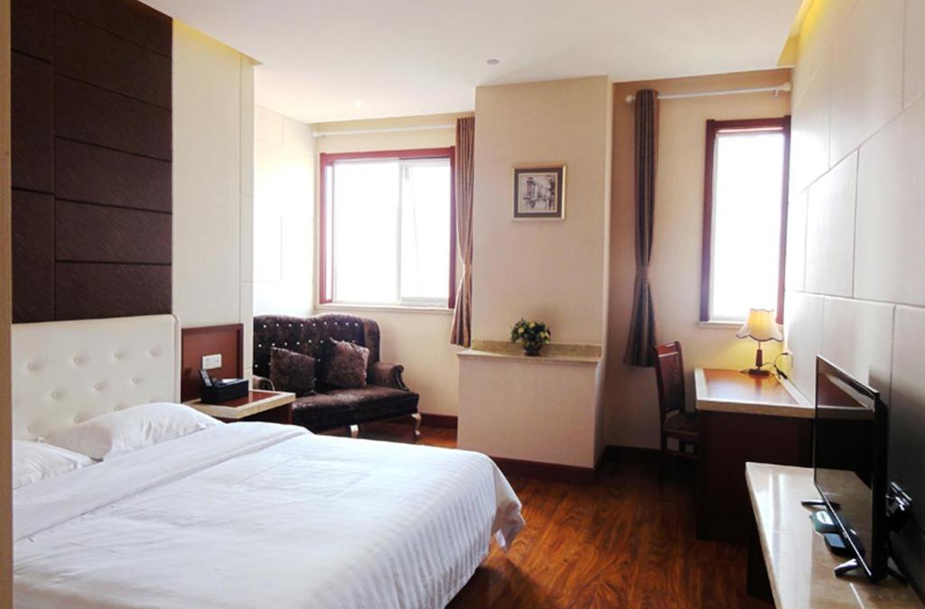 Pichaiyuan Hotel | Hua Qi Kaiserdom Hotel Zhongshan Road St Michael's Cathedral and Zhanqiao Pier Qingdao