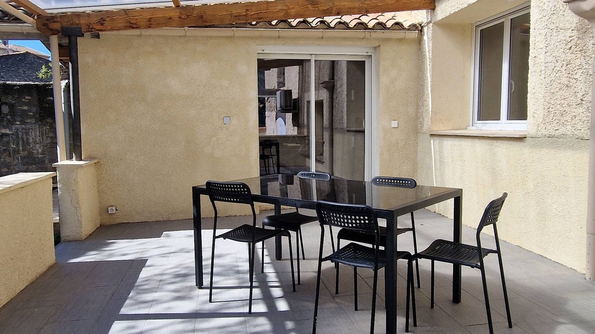 Magalas Apartment | Hub for sightseeing, cultural activities and beach, courtyard, private and quiet