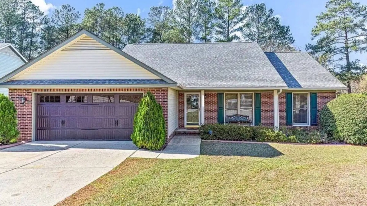 Fayetteville House | Hub of The Town - Home Away Vibes-king size Comfort