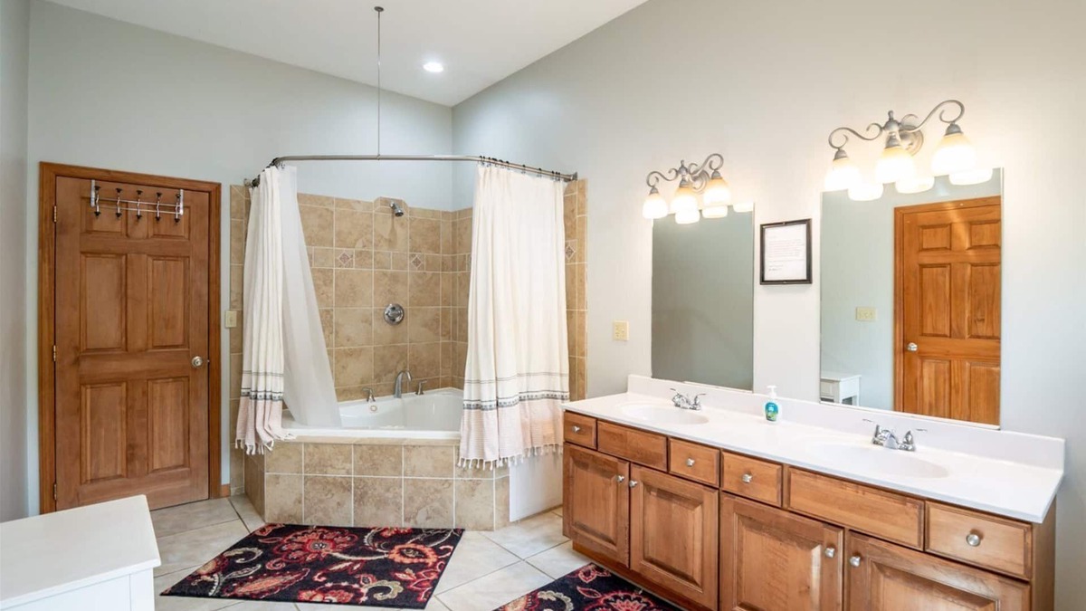 Northface House | Huck`s Place - 118 Brookside DrivennHuck`s Place - Great Access to Local Hiking Trails, Air Conditioning, Pool Table, Pet Friendly