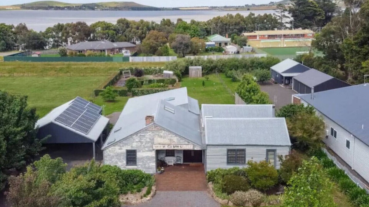 Learmonth House | Huckers Bakery: A Restful Country Retreat with Charm & Character