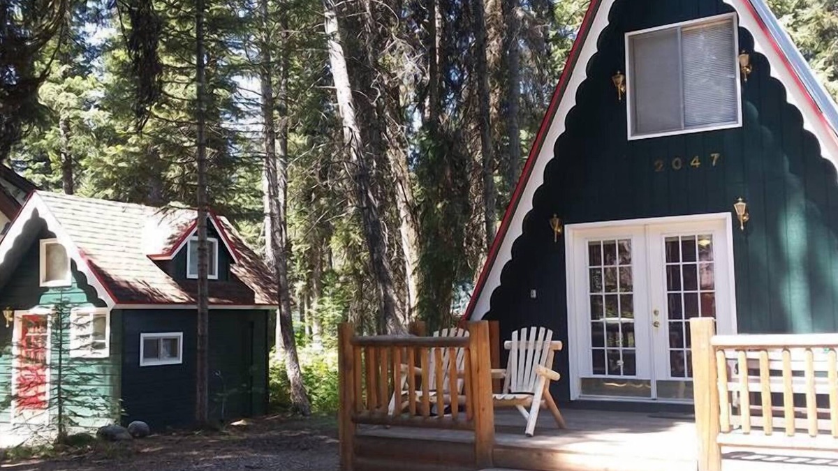 McCall Cabin | Huckleberry Hideaway: Authentic Cabin Adventure, steps away from Payette Lake