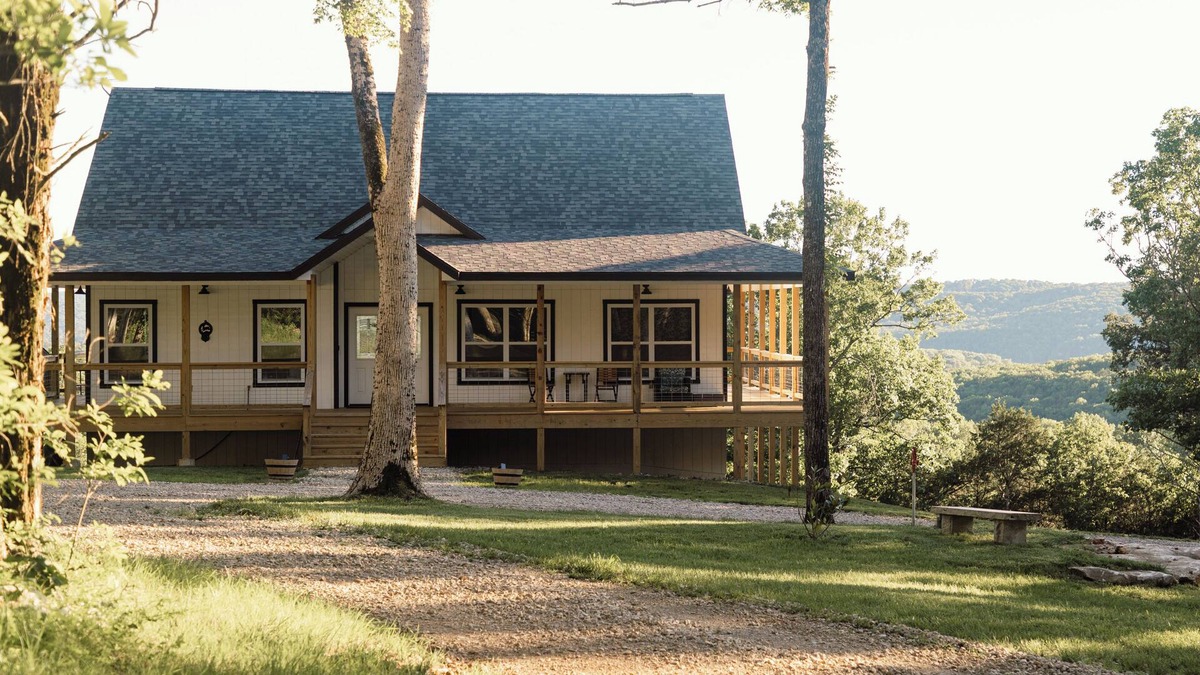 Kimberling City House | Huckleberry Hollow, secluded home in the woods, wraparound porch, soaker tub!