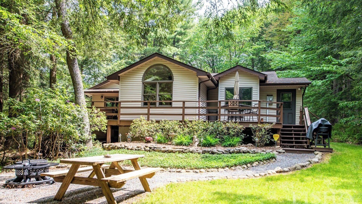 Eagles Mere Cottage | Huckleberry Hollow - Robin Real Estate