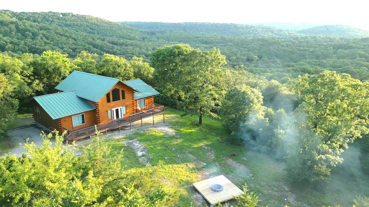 Eureka Springs Cabin | Huckleberry Ridge Log Cabin in Eureka Springs