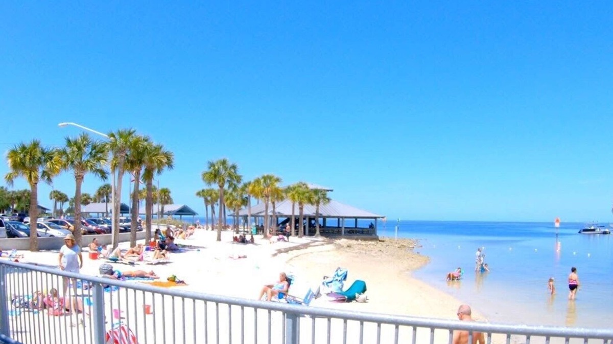 Hudson House | Hudson Come Sea it your self Waterfront with kayak