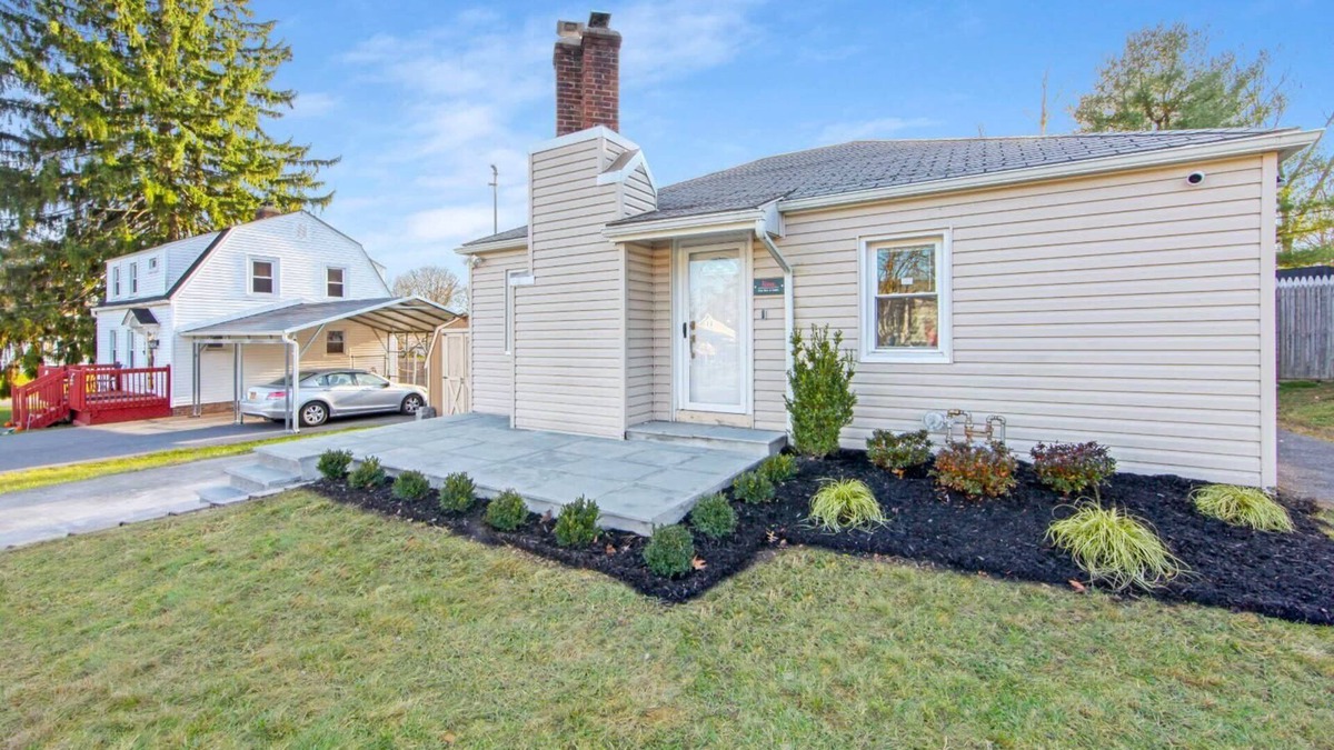 Middletown House | Hudson Lodge - Port Jervis, Hudson River