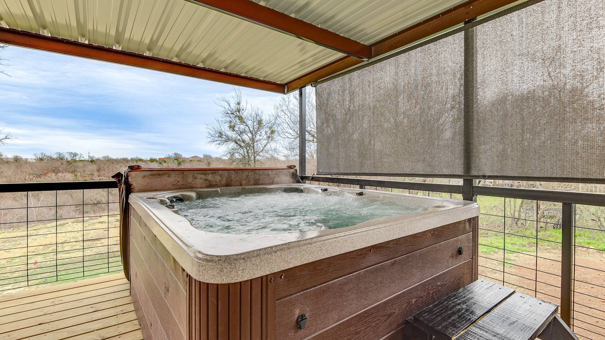 Hudson Oaks House | Hudson Oaks Country Creekside Home: Hot Tub & Deck