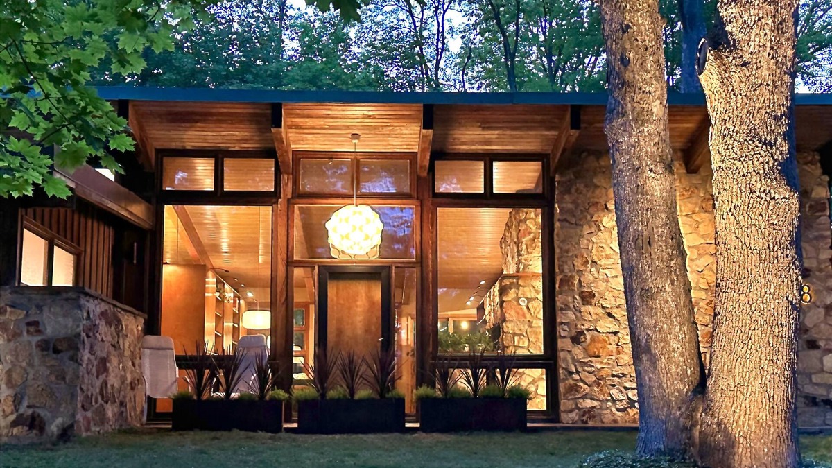 Monroe House | Hudson Valley Mid Century Monroe Bungalow -1 hr from NYC - Gourmet Kitchen