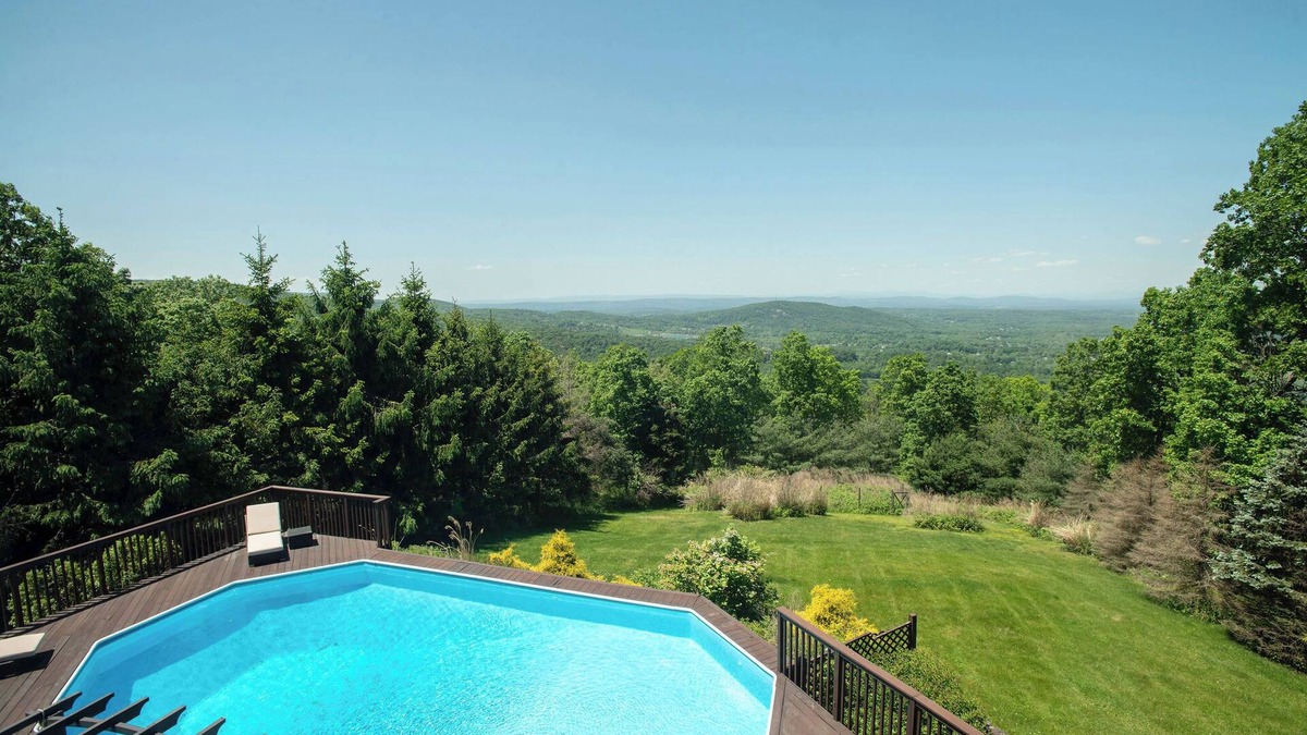 Town of East Fishkill House | Hudson Valley Retreat | Hot Tub, Pool & Gym