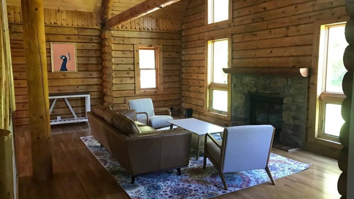 Rhinebeck House | Hudson Valley, Rhinbeck, pristine log home with over 8 acres of land!