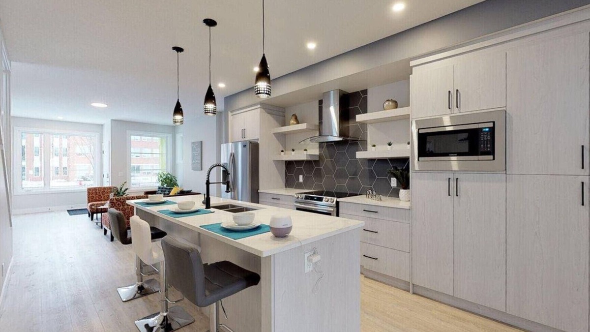 North Central Edmonton House | HUGE 1700+ sqft LUXURY Home DT Parking + Fast Wifi