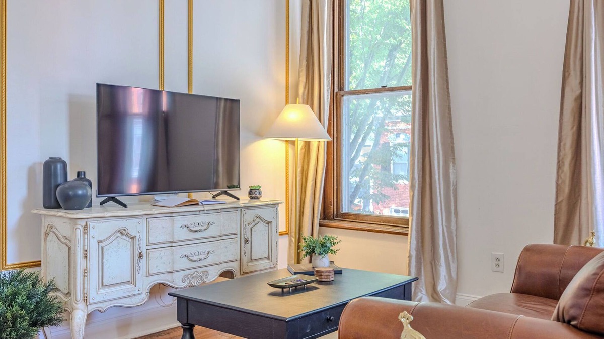 Downtown Apartment | Huge 1br apt, baby-friendly, dogs, walkable downtown