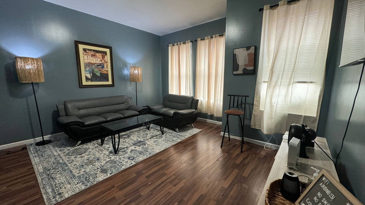 Downtown Baltimore Apartment | HUGE 2 Bedroom Apt FREE parking II Queen Bed