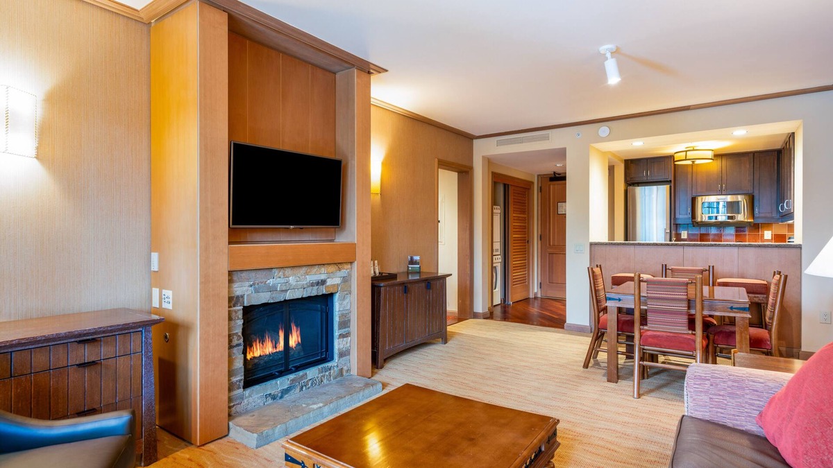 Cle Elum Condo | Huge 2 Connecting Rooms with Kitchen & Balcony