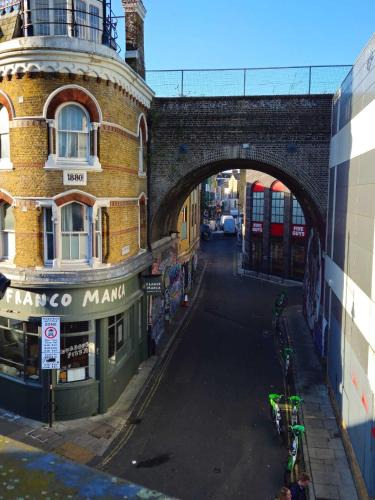Coldharbour Apartment | Huge 3 bedroom flat @ Brixton St