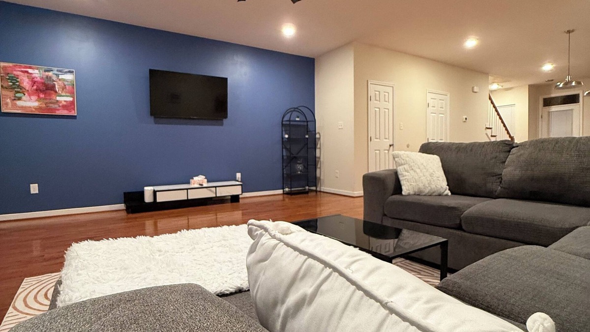 Richmond House | Huge 3BD 3.5BA townhome in Bryd Park with Patio!