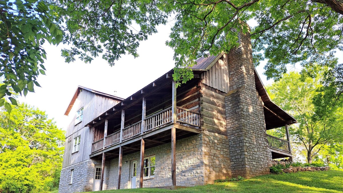 Lexington House | HUGE 3BR HOUSE ON 8 ACRES. AMAZING PORCHES, POOL TABLE, & NO EXTRA FEES! YAY!