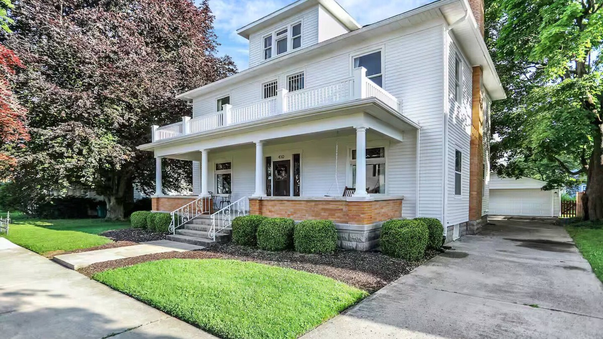 Lebanon House | Huge 4 Bedroom Home in Lebanon: 30 min to Indy and Grand Park, Sleeps 14