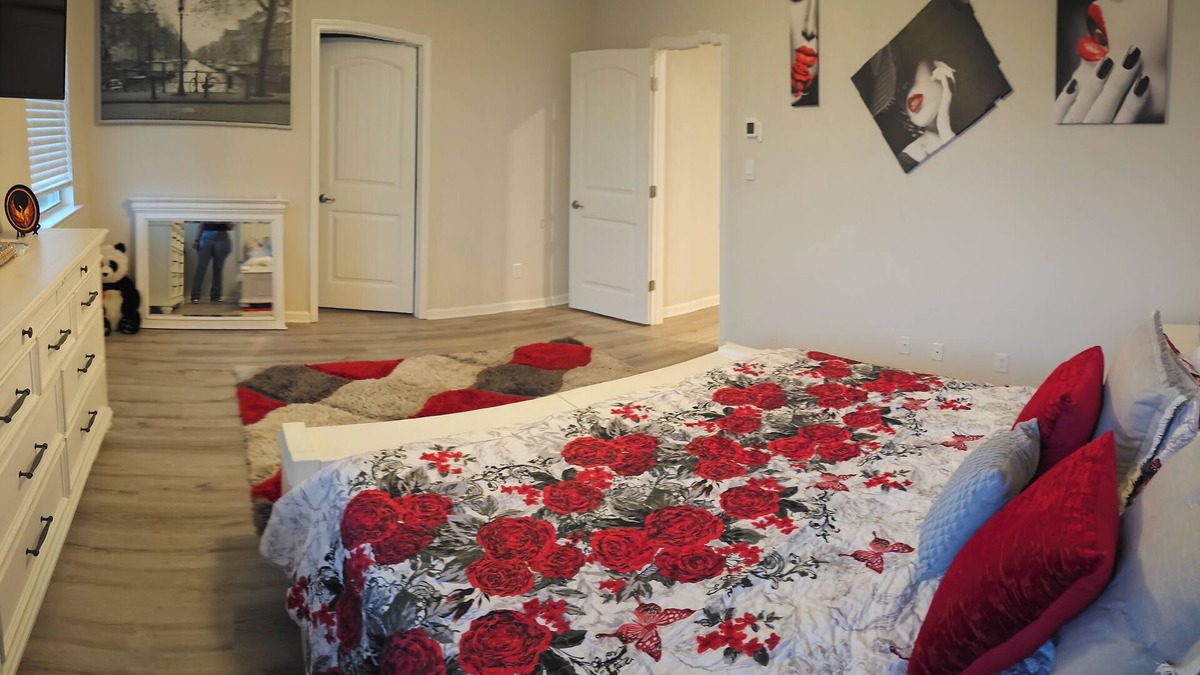Slidell House | Huge 4-bedroom retreat w/FREE WiFi, in serene Slidell with Lake in backyard