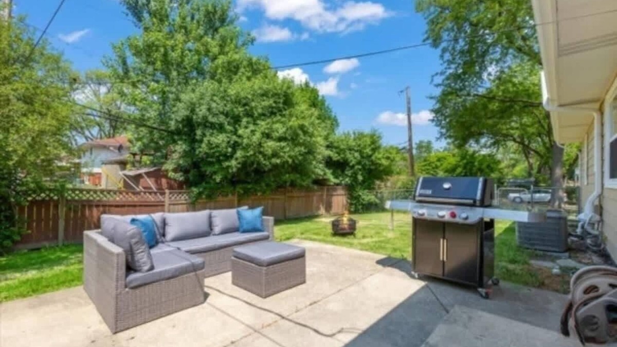 Des Plaines House | Huge 4BR w/Yard | Sleeps 8 | LCP Collection