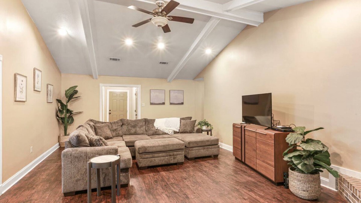 Broadmoor House | HUGE 5 BDRM 2BATH HOME IN A GREAT QUIET NEIGHBORHOOD SHERWOOD FOREST