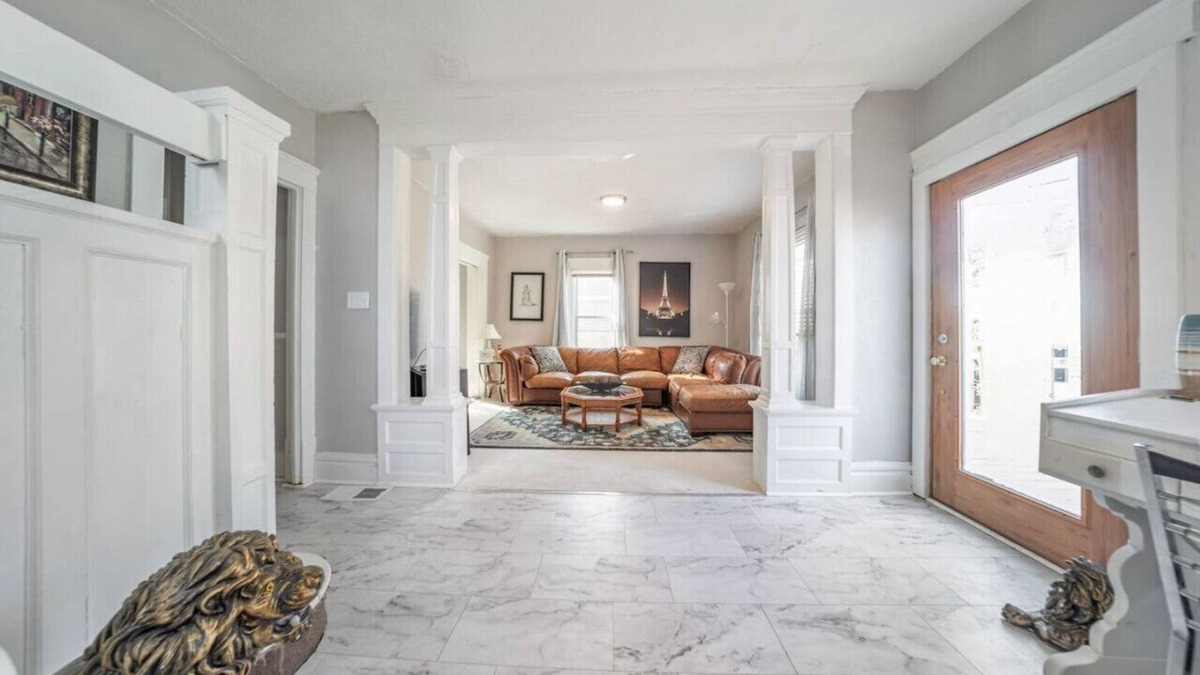 Akron House | HUGE 5 Bed, 2 Bath Central Akron Group House