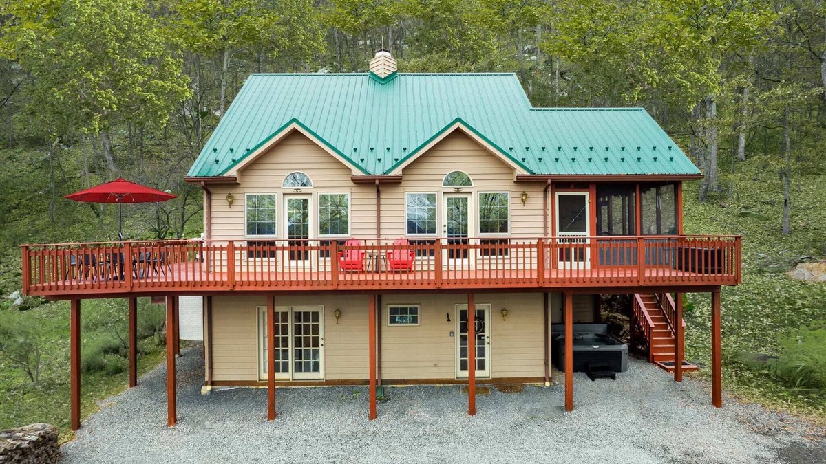 Berkeley Springs Cabin | Huge 5-Bedroom Modern Cabin w/Hot Tub, Deck, WiFi