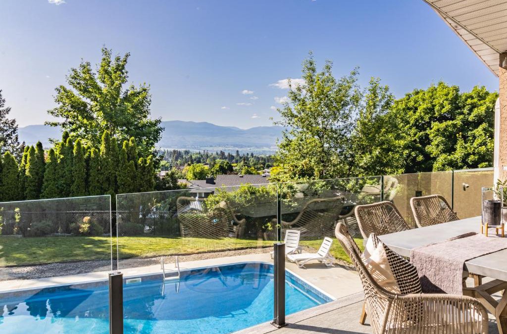 Glenmore House | Huge 5BR Home with Pool, Hot Tub & Games Room