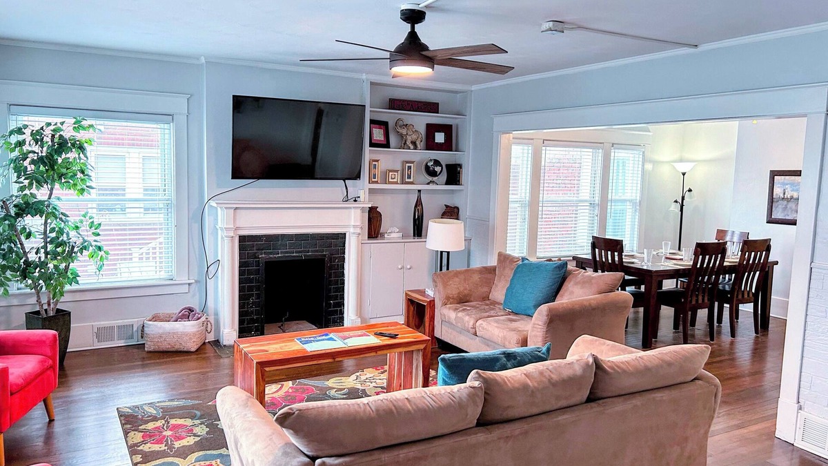 Erie House | HUGE 6-bed 4-bath house in Erie - perfect for large groups or families