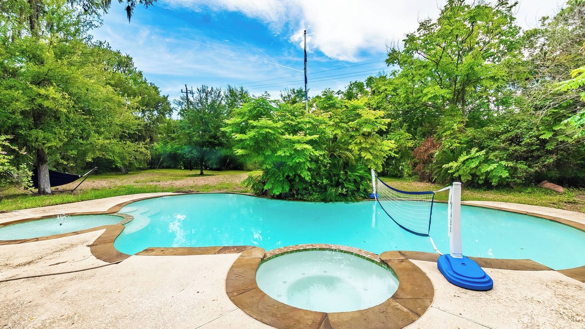 Houston House | Huge 6 Bedroom with Heated Pool, Spa, 85" Television, Game Room, BBQ, Hot Tub