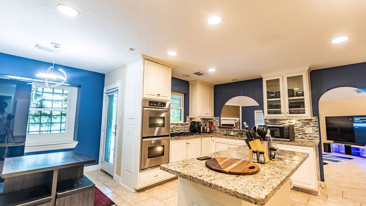 Houston House | Huge 6 Bedroom with Pool, Spa, 85" TV, Air Hockey, Pool Table, Ping Pong, BBQ