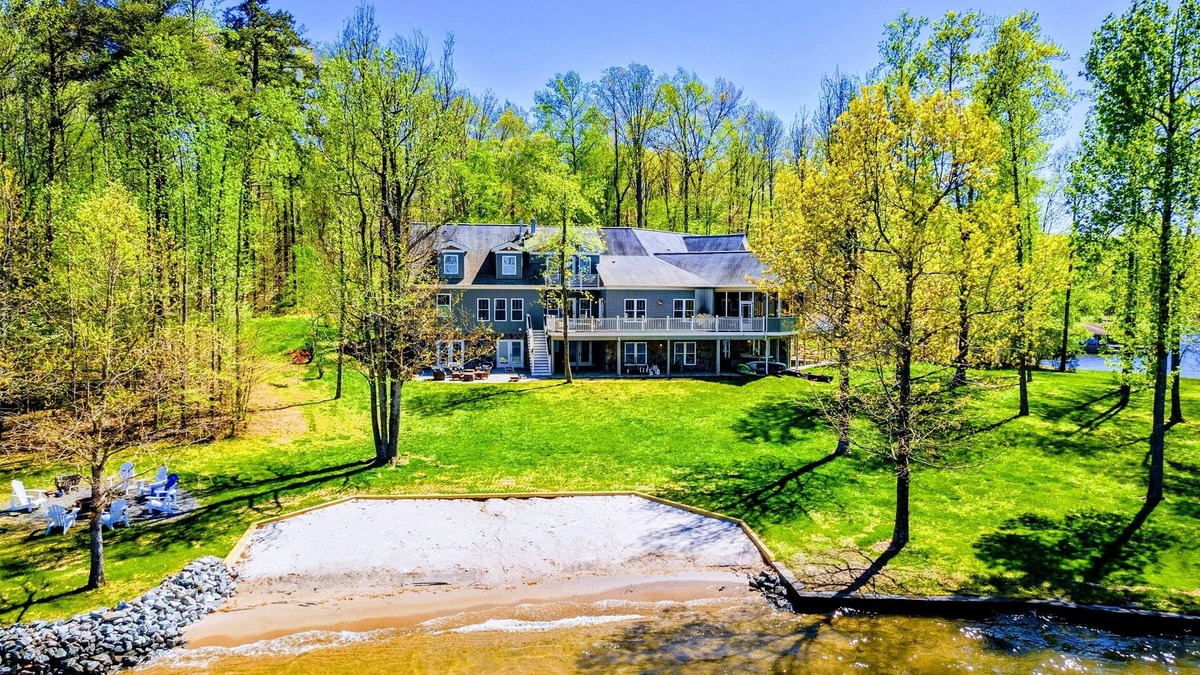 Bumpass House | Huge 8BR Lakefront Lake Anna, Beach, Dock, Hot Tub