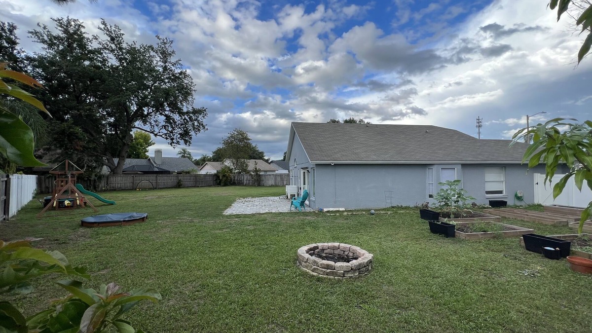 Fawn Ridge House | HUGE backyard/playground/pets are FREE!