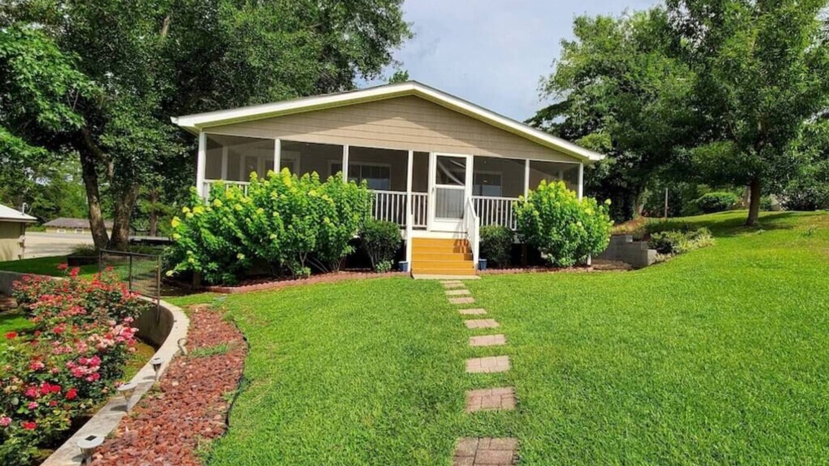Jacksons' Gap House | Huge Boathouse, Screened Porch, Firepit, 3 King Beds