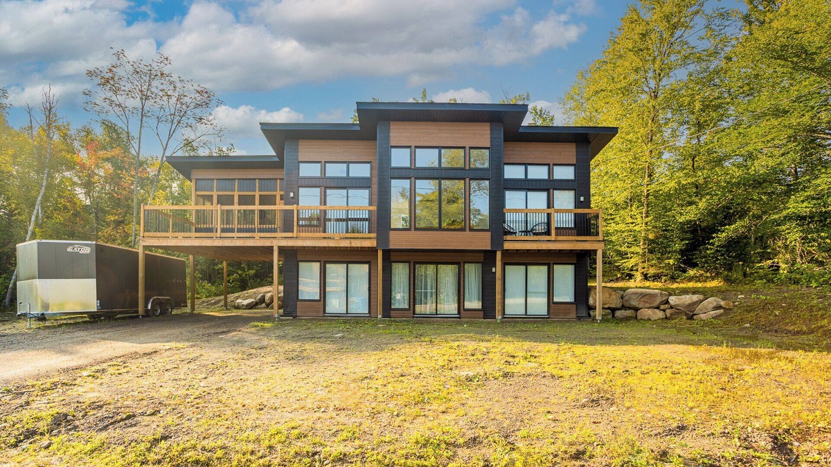 Saint-Gabriel-de-Brandon Cottage | Huge modern chalet with spa and lake access