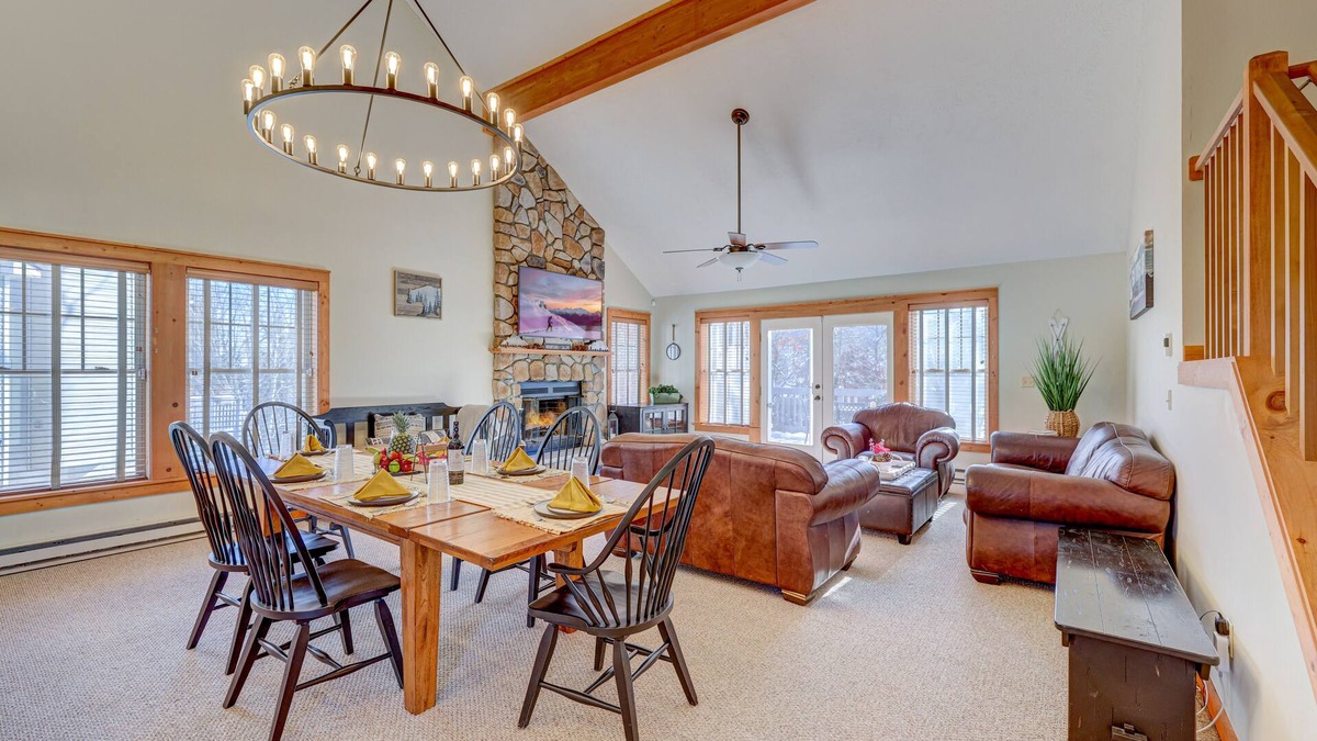 Tannersville Cabin | ⭐️ Huge Cabin 3min to Camelback + Hot Tub, Pool, Fireplace, Grill & Deck