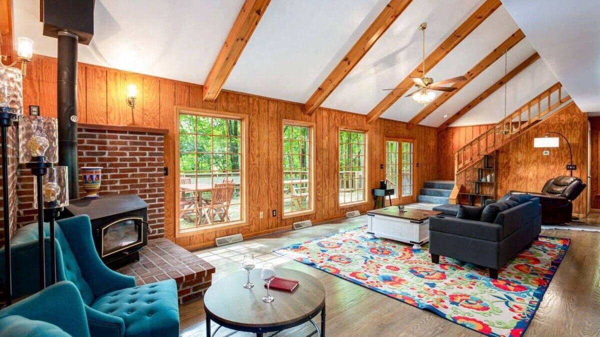 Berkeley Springs Cabin | Huge Cabin w Hot Tub, Deck, Grill & WiFi