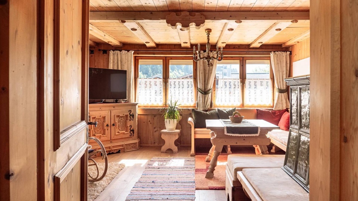 Oberaurach Apartment | Huge chalet apartment; SAUNA, SKI bike room, elevator! 2 minutes walk to the ski bus