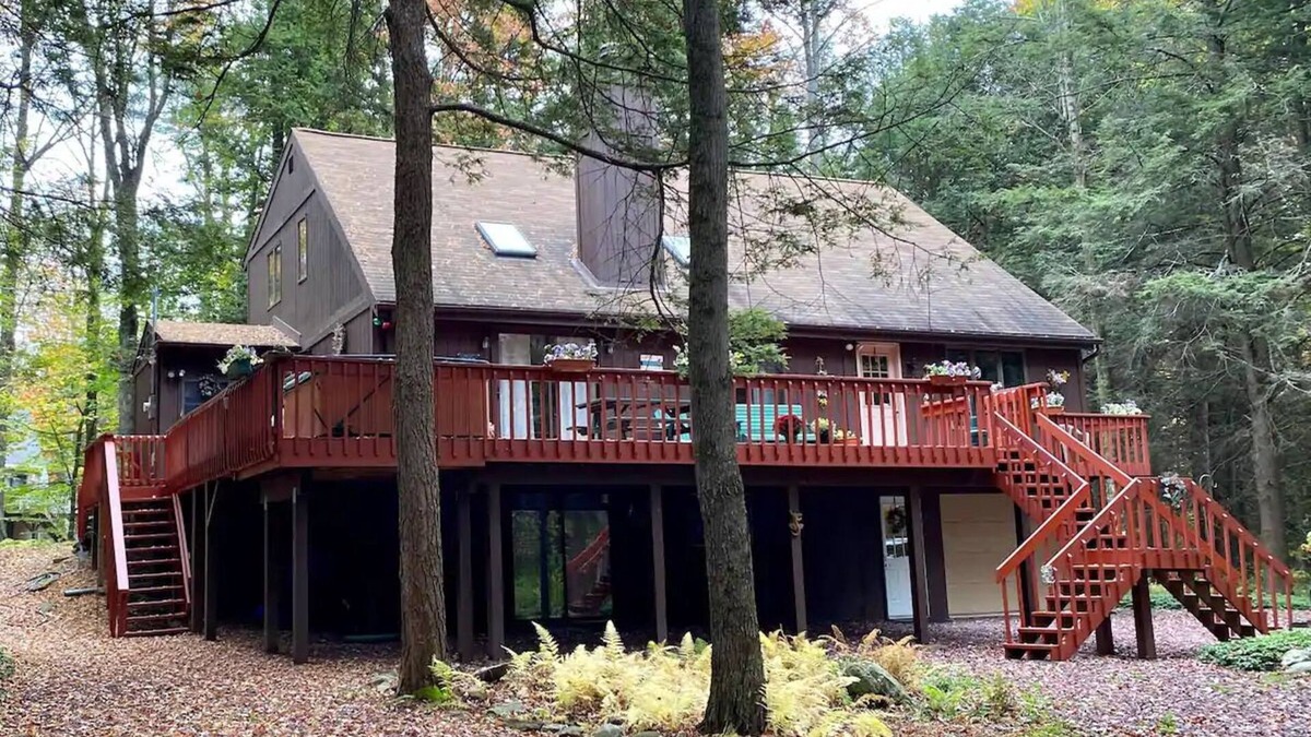 Blakeslee Ski Chalet | Huge Chalet with Hot Tub, Game Room, Close to Ski Mountains & Waterparks!