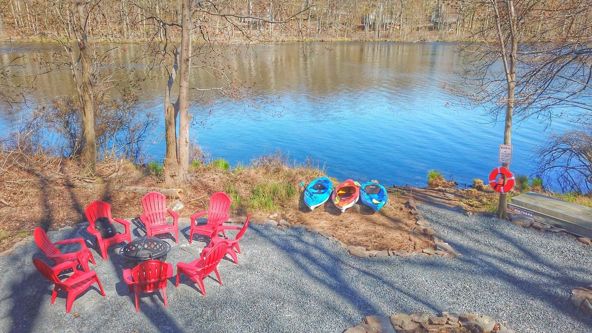 Tamiment House | Huge Comfy Lakefront : Kayaks, Gamerooms, Firepit, Pet Friendly, Bushkill Falls!