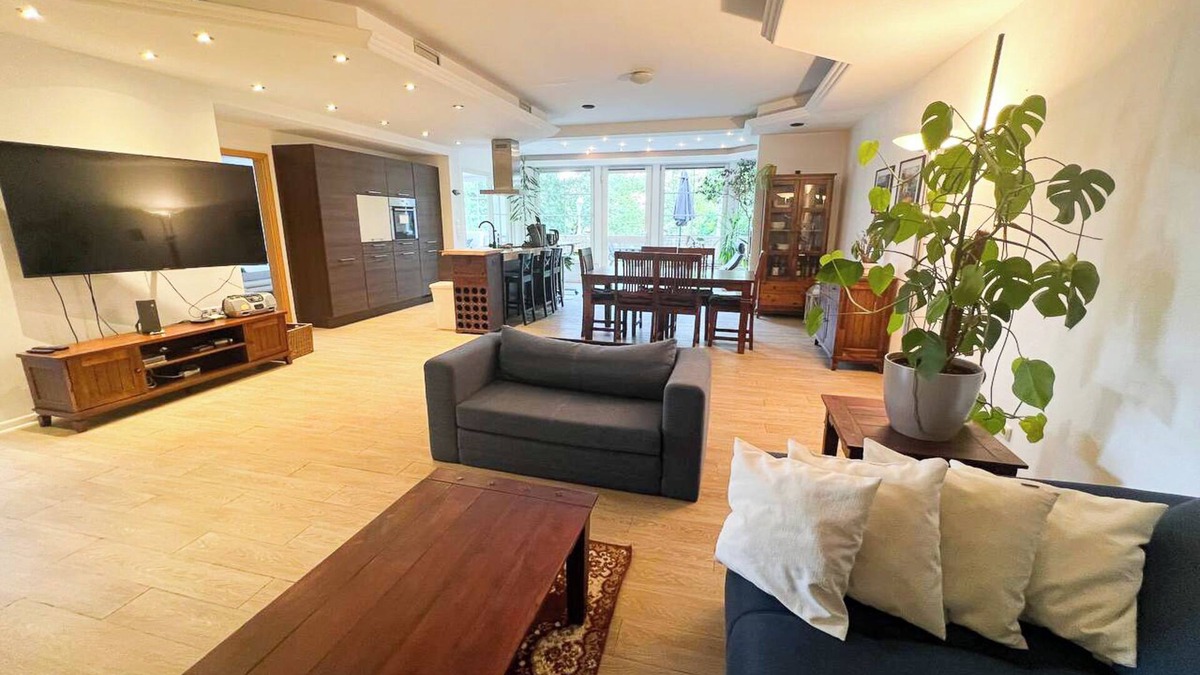 Schwarza Apartment | Huge Deluxe Apartment, 140sqm, Whirlpool, Shower, Netflix, Prime, Wifi, Balkony
