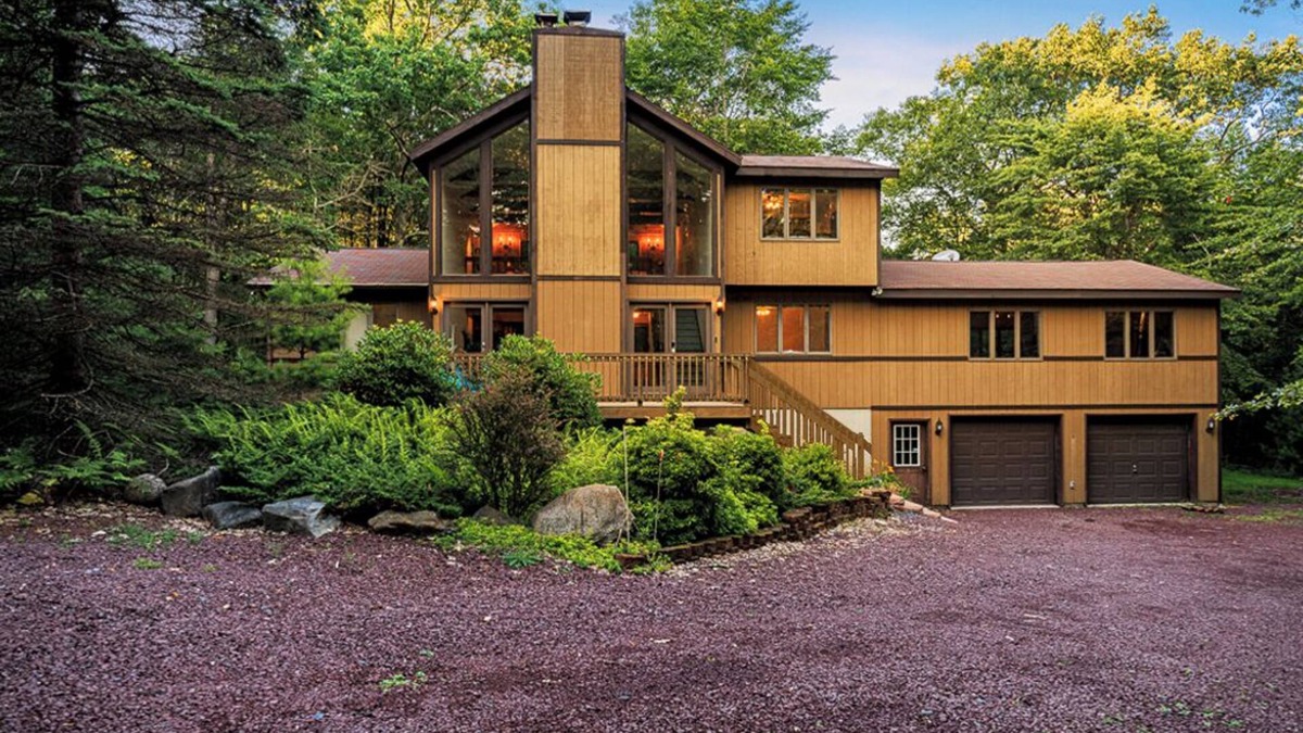 Lake Harmony Ski Chalet | Huge Dining Table, Full Game Room, Barrel Sauna, 3,000 sqft, Firepit, Secluded