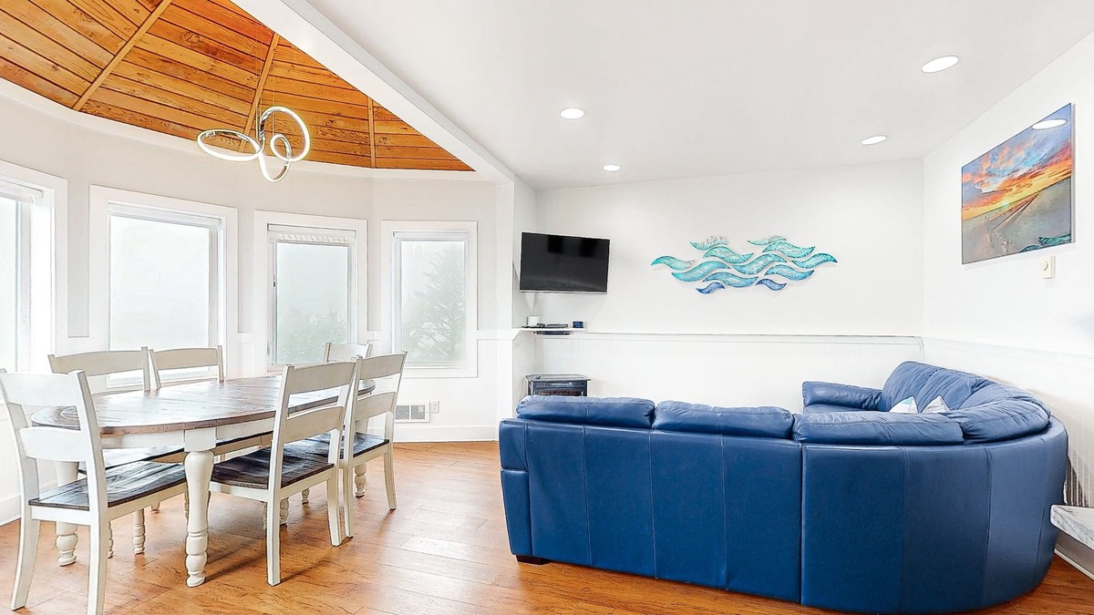 Oceanside House | Huge dog-friendly castle with ocean-view decks 5 minutes to the beach